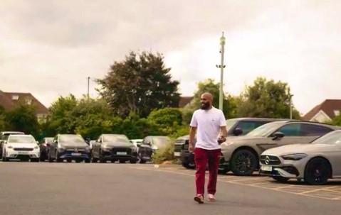 曼联太慢姆贝莫已归队训练，拒绝罢训施压！拉爵忙于谈判没空买新中锋